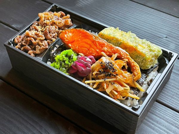 小倉牛と天然紅鮭の贅沢のり弁当